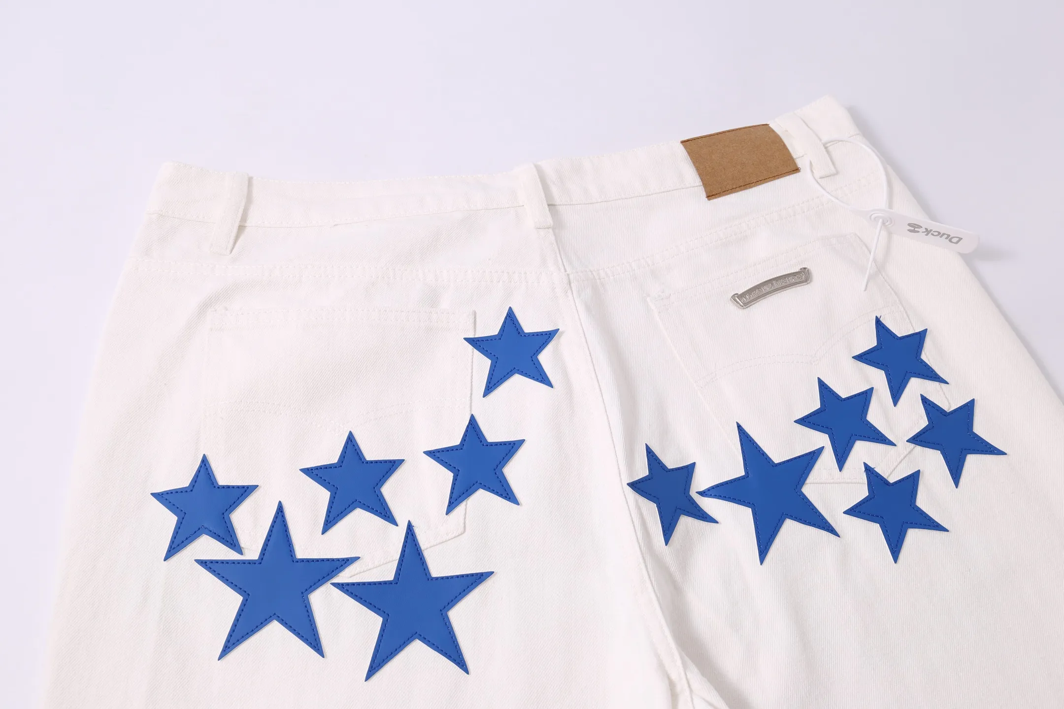 P210 Style No.: H899 [Men’s zipper style] Croxin & 𝐂𝐡𝐫𝐨𝐦𝐞 𝐇𝐞𝐚𝐫𝐭 ss25 new white Miami star 💫 blue leather jeans. Styles with different washed textures are very friendly to people with thin legs. The slightly flared version perfectly modifies the leg shape. The timeless and moderate length makes it easy to match and match. It is the basis for various styles and is a must-have in your wardrobe! The fabric is stiff but also makes the upper body soft without losing texture. The washing process is even more perfect. It is a must-have item for everyone! ! ! Washed wheat, hang tag, pants label, complete with three labels Color: white Size: 30-32-34-36